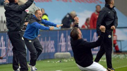 Mal was Neues: Braunschweigs Trainer Lieberknecht und sein Team feiern den ersten Sieg.