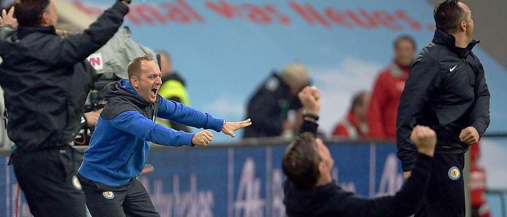Mal was Neues: Braunschweigs Trainer Lieberknecht und sein Team feiern den ersten Sieg.