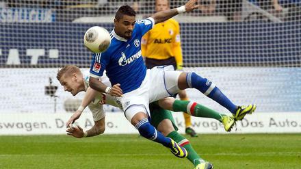 Abflug auf Schalke. Kevin-Prince Boateng (v.) hatte gegen die Augsburger um André Hahn nicht bis zum Ende Spaß, der gebürtige Berliner schied verletzt aus. 