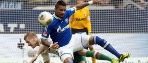 Abflug auf Schalke. Kevin-Prince Boateng (v.) hatte gegen die Augsburger um André Hahn nicht bis zum Ende Spaß, der gebürtige Berliner schied verletzt aus. 
