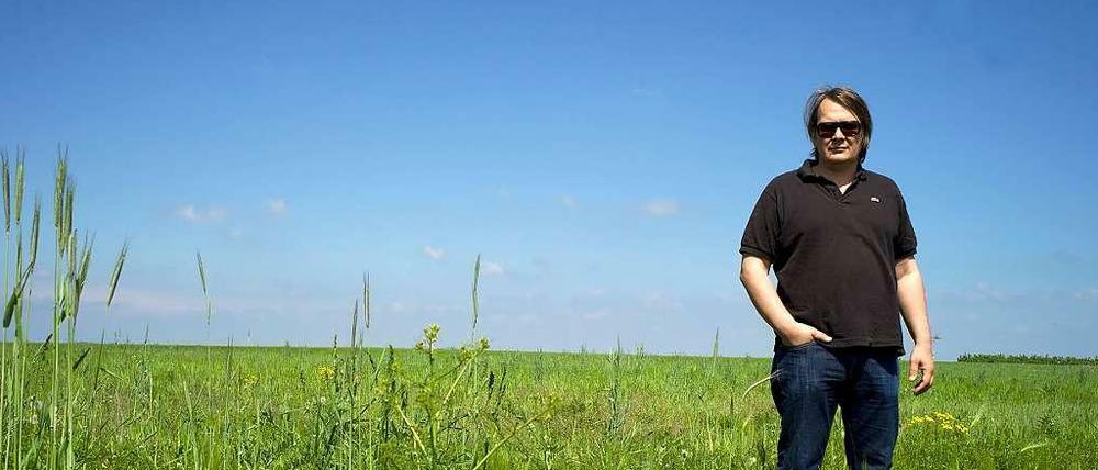 Sven Regener auf der grünen Wiese.