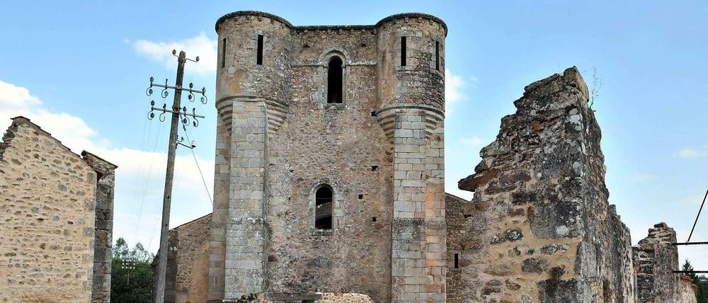Grundmauern und Trümmer im zerstörten französischen Dorf Oradour.