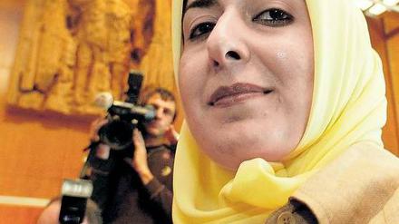 Vorkämpferin: Fereshta Ludin 2003 am Tag der Urteilsverkündung im Bundesverfassungsgericht. Sie selbst lehnt diese Sicht allerdings ab: Sie habe nicht für das Kopftuch gekämpft, sondern um Selbstbestimmung, sagte sie kürzlich dem Tagesspiegel. Foto: Uli Deck/dpa