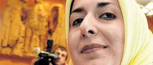 Vorkämpferin: Fereshta Ludin 2003 am Tag der Urteilsverkündung im Bundesverfassungsgericht. Sie selbst lehnt diese Sicht allerdings ab: Sie habe nicht für das Kopftuch gekämpft, sondern um Selbstbestimmung, sagte sie kürzlich dem Tagesspiegel. Foto: Uli Deck/dpa