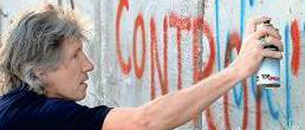 Immer an der Wand lang. Pink-Floyd-Mitbegründer Roger Waters hier noch bei einem Protest an der West-Bank-Mauer. Foto: AFP