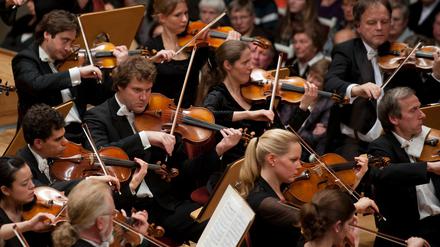 Die Streicher des Berliner Konzerthausorchesters während eines Konzertabends.