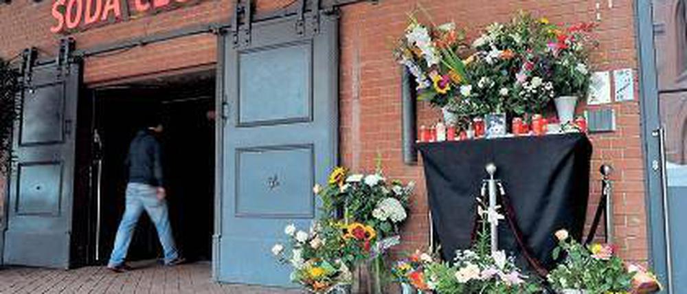 Traurig feiern. In der Kulturbrauerei finden weiterhin Veranstaltungen statt – um den toten Türsteher wird getrauert. Foto: dpa
