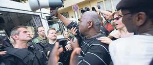 Erhitzte Gemüter. Nach dem Messerangriff am Oranienplatz schritt die Polizei ein. Tags darauf wurde vor der Gefangenensammelstelle in Tempelhof demonstriert.