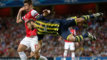 Fenerbahce's Verteidiger Egemen Korkmaz gegen Olivier Giroud vom FC Arsenal.