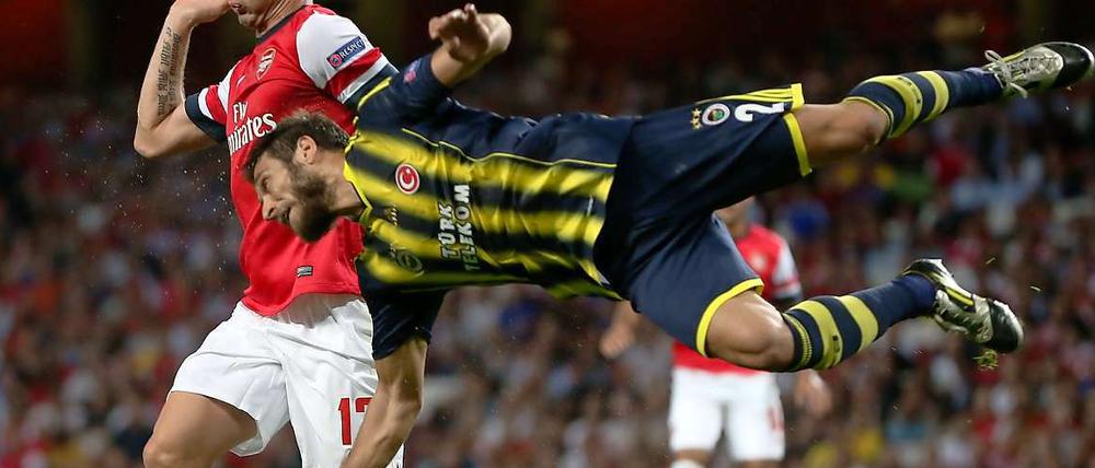 Fenerbahce's Verteidiger Egemen Korkmaz gegen Olivier Giroud vom FC Arsenal.