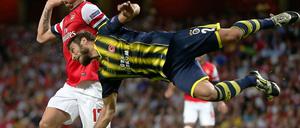 Fenerbahce's Verteidiger Egemen Korkmaz gegen Olivier Giroud vom FC Arsenal.