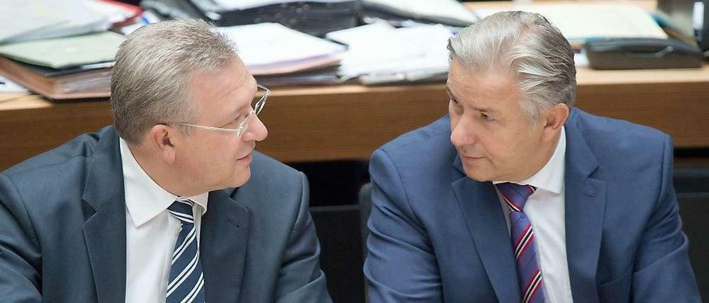Frank Henkel und Klaus Wowereit unterhalten sich