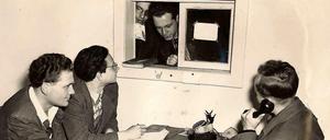 Studenten sitzen an einem Gartentisch im ersten Immatrikulationsamt der FU.