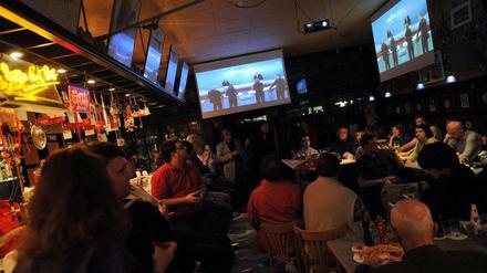 Volles Haus: In dieser Gastwirtschaft in Köln verfolgen die Gäste das TV-Duell mit Interesse.