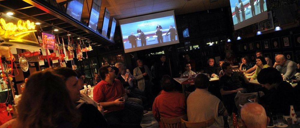 Volles Haus: In dieser Gastwirtschaft in Köln verfolgen die Gäste das TV-Duell mit Interesse.