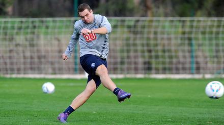 Pierre-Michel Lasogga könnte bald in Hamburg gegen den Ball treten.