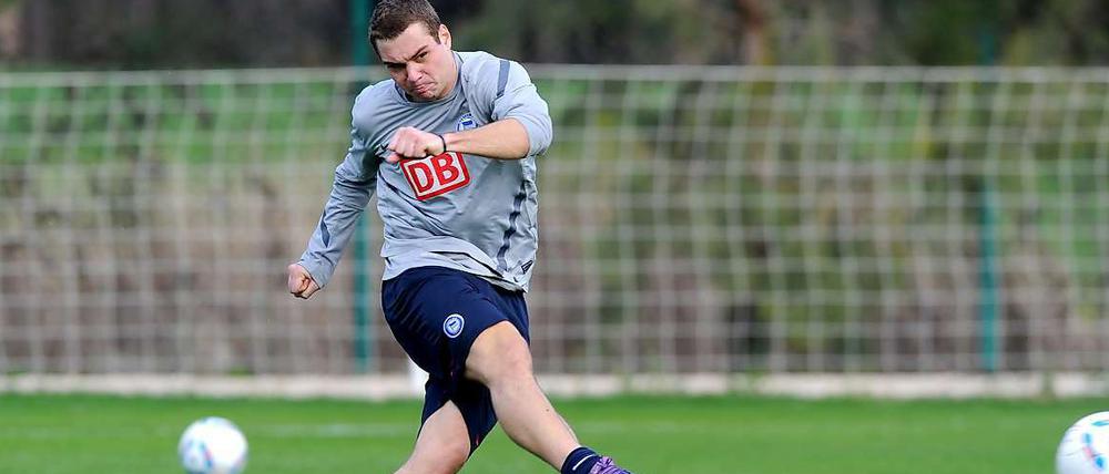 Pierre-Michel Lasogga könnte bald in Hamburg gegen den Ball treten.