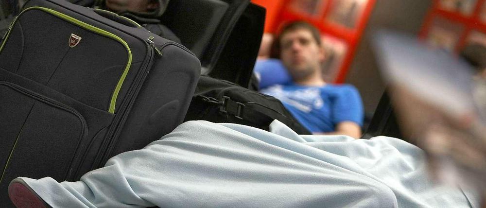 Verlorene Zeit: Rund 1500 Menschen warten jeden Tag so lange, dass sie Entschädigungen von den Airlines verlangen könnten.