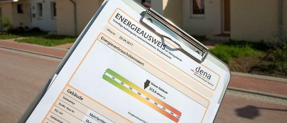 Häuser und Klemmbrett mit Dena-Energieausweis