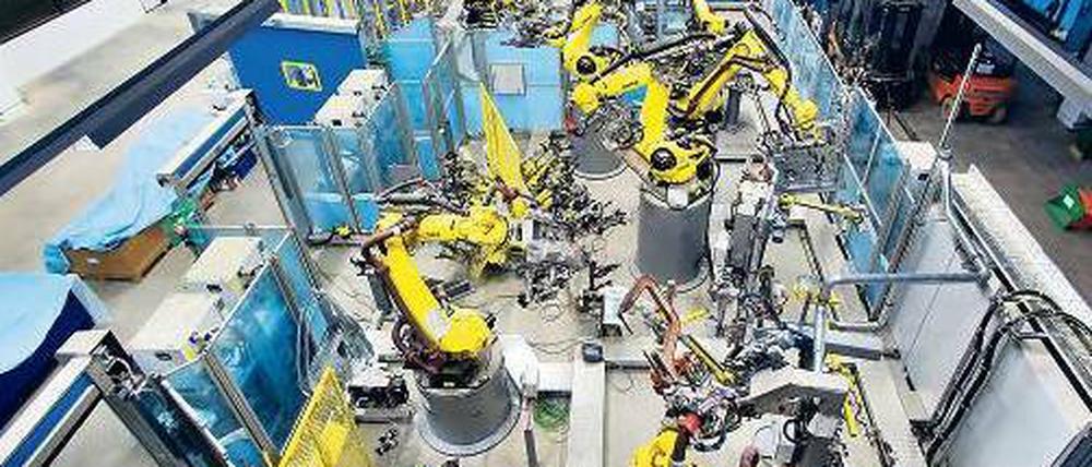 Hinter Gittern. Industrieroboter, hier in der Türfertigung eines deutschen Autoherstellers, können Menschen lebensgefährlich verletzen. Darum ist der Zugang gesperrt.