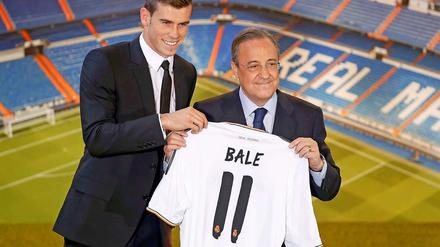 Reals Präsident Florentino Perez (rechts) präsentiert stolz Neuzugang Gareth Bale.