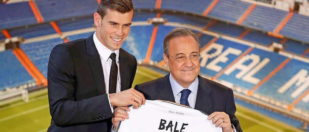 Reals Präsident Florentino Perez (rechts) präsentiert stolz Neuzugang Gareth Bale.