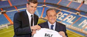Reals Präsident Florentino Perez (rechts) präsentiert stolz Neuzugang Gareth Bale.