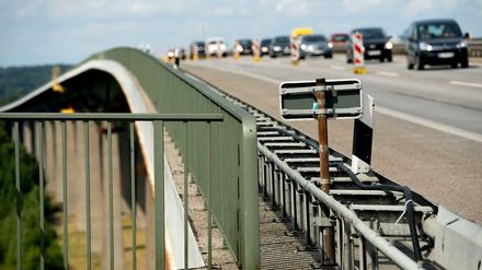 28 Pfeiler der Rader Hochbrücke sind marode. Die teilweise Sperrung der Fahrbahnen führt zu enormen Beeinträchtigungen des Verkehrs. 