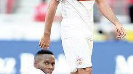 Genug verloren. VfB-Profis Molinaro (r.) und Traore nach dem 0:1 bei Bayer. Foto: dpa