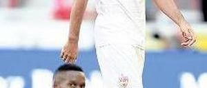 Genug verloren. VfB-Profis Molinaro (r.) und Traore nach dem 0:1 bei Bayer. Foto: dpa