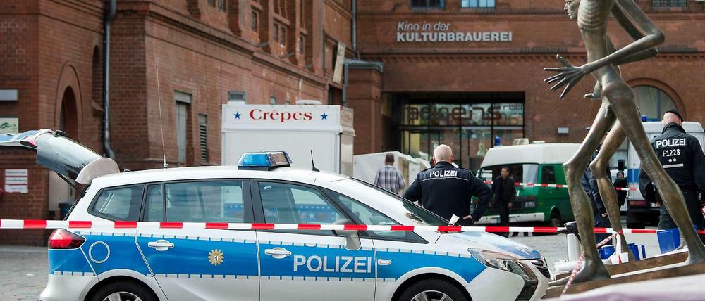 Nach den tödlichen Schüssen auf einen Türsteher des Soda-Clubs auf dem Gelände der Kulturbrauerei in Prenzlauer Berg sucht die Polizei weiterhin Zeugen.