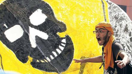 Piraten der Straße. Tausende Anhänger des gestürzten Präsidenten Mursi zogen am Freitag durch Kairo – und sahen sich Blockaden der Armee gegenüber. Foto: Mohammed Hamed/Reuters