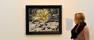 Museumsbesucherin mit dem Gemälde Sonnenaufgang von Otto Dix.