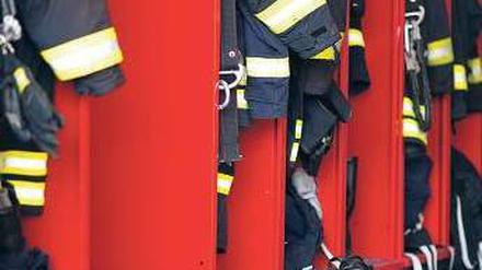 Ein Schrank mit Feuerwehr-Ausrüstungen in einer Wache. 