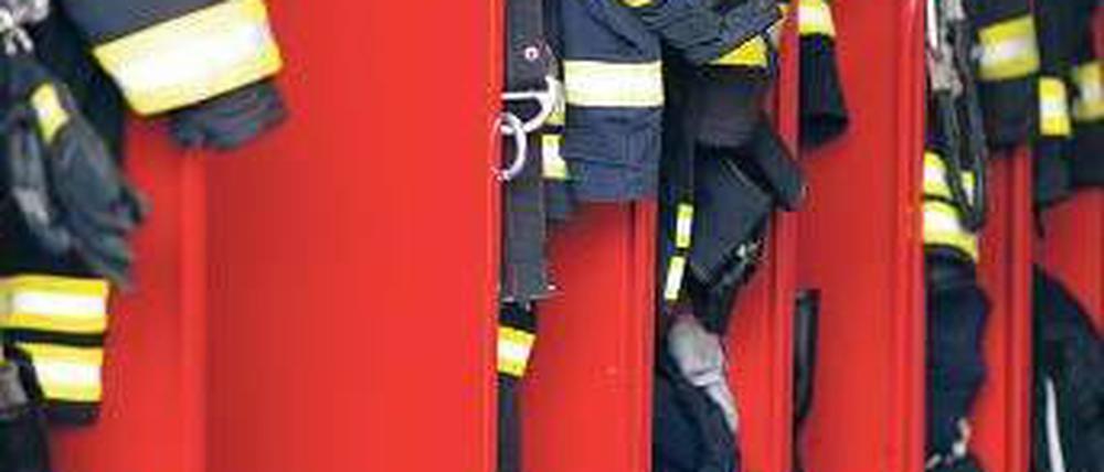 Ein Schrank mit Feuerwehr-Ausrüstungen in einer Wache. 