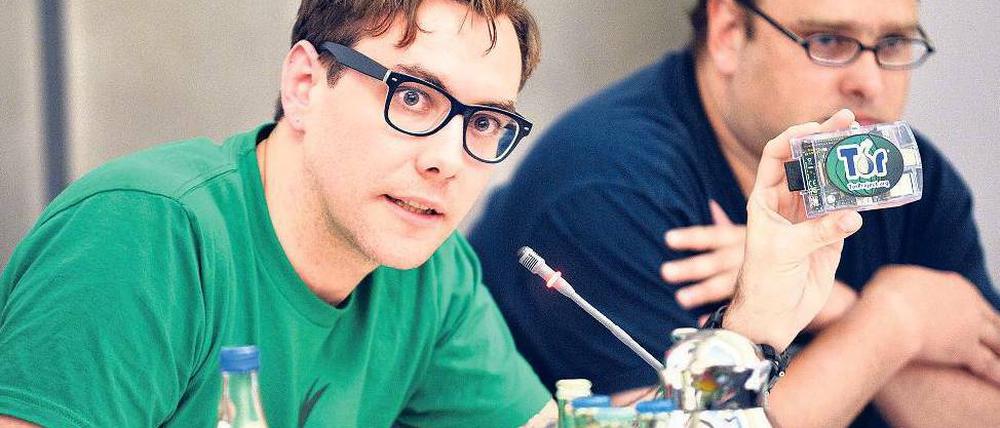 Kryptisch. Jacob Applebaum referiert im Parlament über sicheres Internet. Foto: Davids