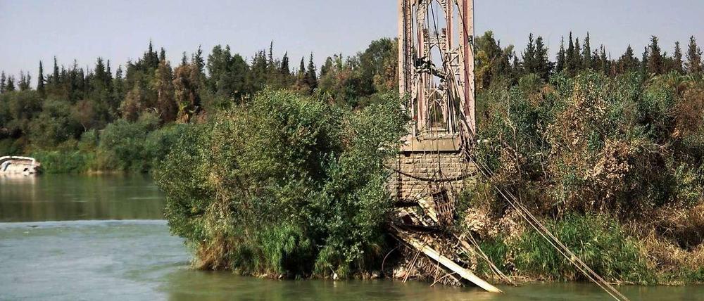 Einst war die von den Franzosen 1927 errichtete Fußgängerbrücke das Wahrzeichen der ostsyrischen Stadt Deir ez Zor. Am 17. August sprengten Regierungstruppen das historische Bauwerk.