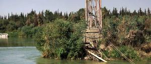 Einst war die von den Franzosen 1927 errichtete Fußgängerbrücke das Wahrzeichen der ostsyrischen Stadt Deir ez Zor. Am 17. August sprengten Regierungstruppen das historische Bauwerk. 