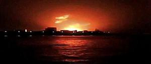 Feuerball auf See. In einem Video ist die Explosion zu sehen.
