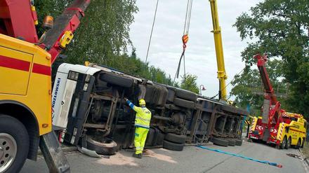 40 Tonnen in der 30er Zone. Eine Mittelinsel brachte den LKW wohl zum Straucheln.