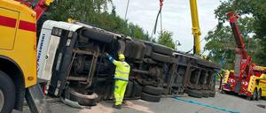 40 Tonnen in der 30er Zone. Eine Mittelinsel brachte den LKW wohl zum Straucheln.