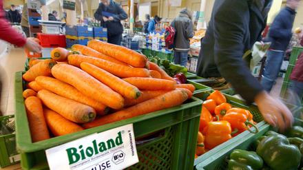 Richtig handeln. Der Einkauf im Bioladen gehört heute zum guten Ton. Dass sich die großen Anbieter kaum von den "konventionellen" Supermärkten unterscheiden, wird gern verdrängt. 