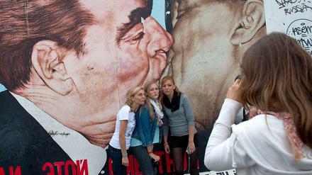 Wohl eines der bekanntesten Motive der East Side Gallery: Der Bruderkuss. 