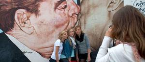 Wohl eines der bekanntesten Motive der East Side Gallery: Der Bruderkuss. 