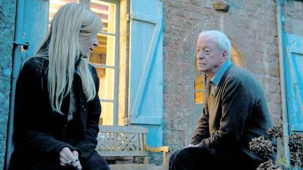 Zwiegespräch im Abendlicht. Matthew Morgan (Michael Caine) mit Pauline Laubie (Clémence Poésy). 