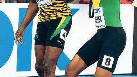 Erst Laufschritt, dann Tanzschritt. Usain Bolt und Warren Weir feiern ihren Erfolg im Reggae-Rhythmus. Foto: Reuters