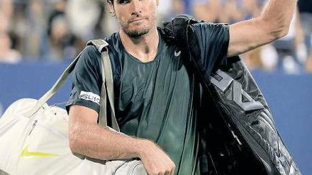 Schweres Gepäck. Thomas Haas war bei seiner Niederlage gegen Michail Juschni anzumerken, wie viele Matches der 35-Jährige zuletzt absolviert hat.Foto: AFP