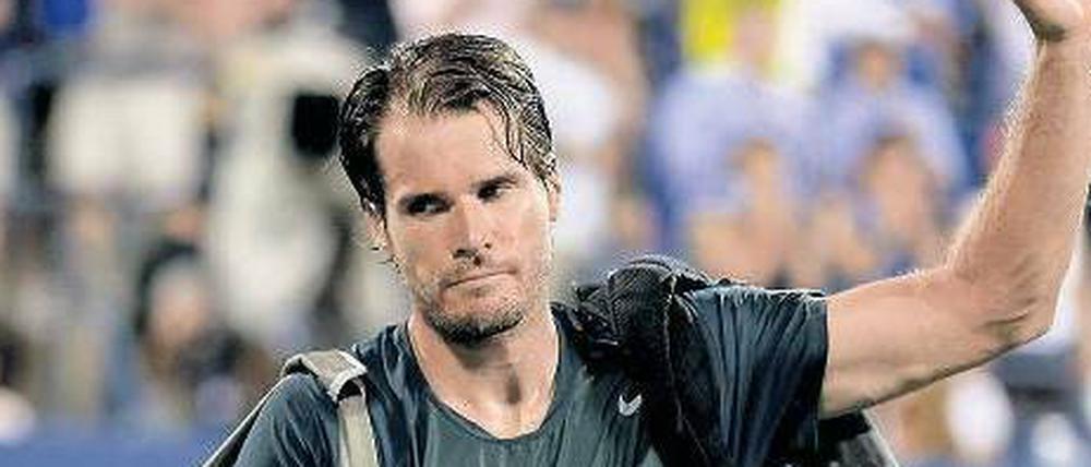 Schweres Gepäck. Thomas Haas war bei seiner Niederlage gegen Michail Juschni anzumerken, wie viele Matches der 35-Jährige zuletzt absolviert hat.Foto: AFP