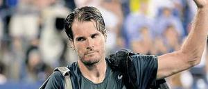 Schweres Gepäck. Thomas Haas war bei seiner Niederlage gegen Michail Juschni anzumerken, wie viele Matches der 35-Jährige zuletzt absolviert hat.Foto: AFP