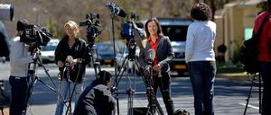 Unter Beobachtung. Die Presse hat sich vor der Villa des ehemaligen südafrikanischen Präsidenten Nelson Mandela postiert. In Johannesburg hat die Familie seine Kontakte besser unter Kontrolle.